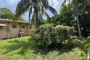 427 NE 160th St, Miami, FL 33162 - Photo 2
