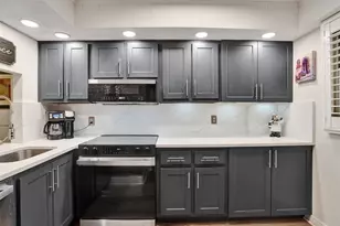 103 Royal Pk Dr, Oakland Park, FL 33309 - Photo 2
