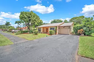 6104 Rainbow Cir, Greenacres, FL 33463 - Photo 2