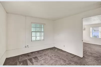 2055 NW 8th St, Pompano Beach, FL 33069 - Photo 10