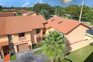 1013 SW 112th Ter, Pembroke Pines, FL 33025 - Photo 2