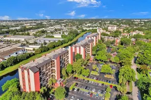 2200 S Cypress Bend Dr, Pompano Beach, FL 33069 - Photo 10