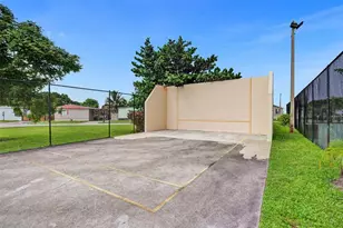 601 NW 215th Ave, Pembroke Pines, FL 33029 - Photo 14