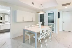 55 SE 6th St, Miami, FL 33131 - Photo 12