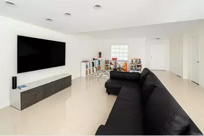 916 NE 27th Ave, Unit #916, Hallandale Beach, FL 33009 - Photo 4