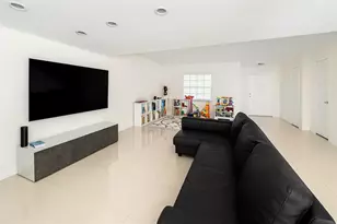 916 NE 27th Ave, Hallandale Beach, FL 33009 - Photo 4