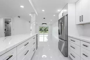 9811 N Hollybrook Lake Dr, Pembroke Pines, FL 33025 - Photo 12