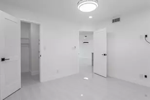 9811 N Hollybrook Lake Dr, Pembroke Pines, FL 33025 - Photo 8