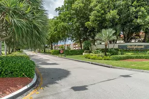 9811 N Hollybrook Lake Dr, Pembroke Pines, FL 33025 - Photo 60