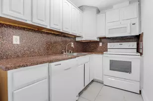 4805 NW 7th St, Miami, FL 33126 - Photo 6