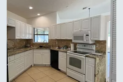 371  Mohawk Ln, Boca Raton, FL 33487 - Photo 6