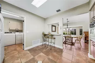 1711 NE 40th Ct, Oakland Park, FL 33334 - Photo 10