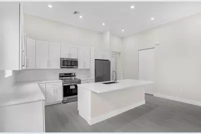 8504 NW 37th Ct, Pembroke Pines, FL 33024 - Photo 10