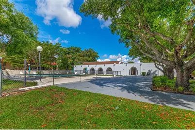 942 NE 199th St, Unit #401, Miami, FL 33179 - Photo 32