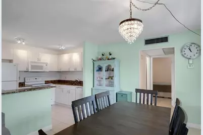 223  Flanders E, Unit #E, Delray Beach, FL 33484 - Photo 8