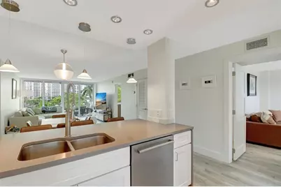 800 SE 4th St, Unit #302, Fort Lauderdale, FL 33301 - Photo 6