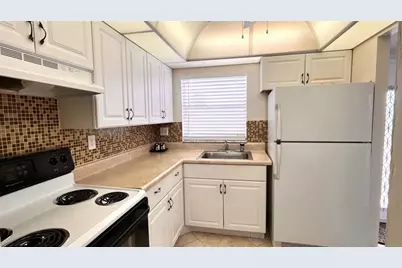 8901  Sunrise Lakes Blvd, Unit #307, Sunrise, FL 33322 - Photo 4