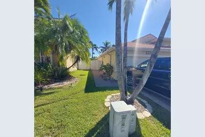 1563 SW 187th Ter, Pembroke Pines, FL 33029 - Photo 2