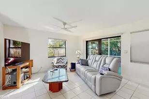 2113 NE 11th Ave, Wilton Manors, FL 33305 - Photo 2