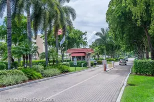 9800 N Hollybrook Lake Dr, Pembroke Pines, FL 33025 - Photo 30