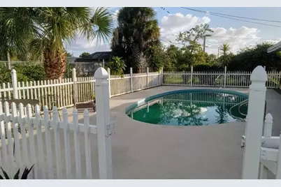 136  Greenbrier Dr, Palm Springs, FL 33461 - Photo 12