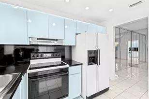 581 Blue Heron Dr, Hallandale Beach, FL 33009 - Photo 8