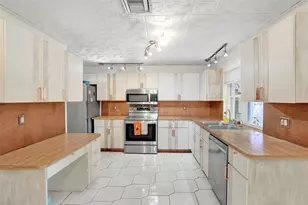 5372 Pine Cir, Coral Springs, FL 33067 - Photo 10