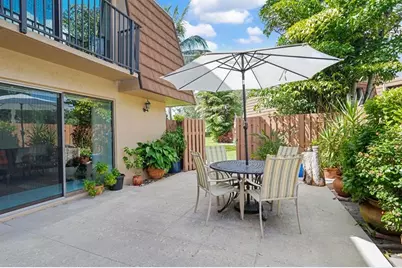 2512  Camelot Ct, Cooper City, FL 33026 - Photo 4