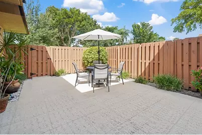 2522  Camelot Ct, Cooper City, FL 33026 - Photo 2