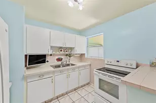946 Alamanda Rd, West Palm Beach, FL 33405 - Photo 38