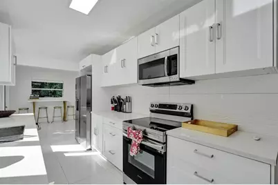 1050 NE 150th St, Miami, FL 33161 - Photo 6