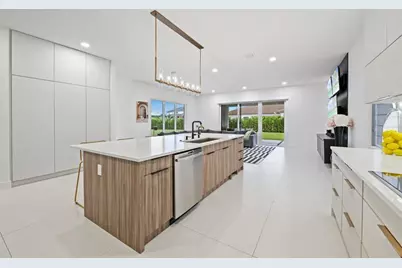 2001  Meadows Dr, Davie, FL 33324 - Photo 10