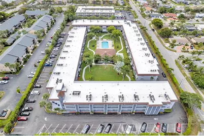 400 SE 10th St, Unit #211, Deerfield Beach, FL 33441 - Photo 2