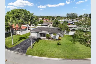 10215 NW 80th Dr, Tamarac, FL 33321 - Photo 2