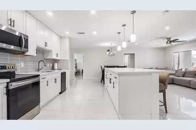 10215 NW 80th Dr, Tamarac, FL 33321 - Photo 12