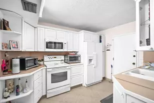 800 NE 195th St, Miami, FL 33179 - Photo 12