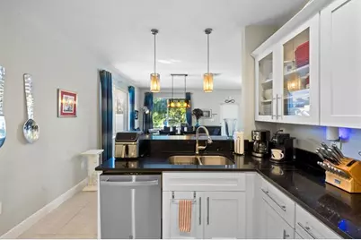 325 NE 34th St, Oakland Park, FL 33334 - Photo 6