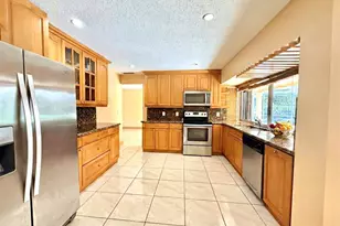 8800 NW 3 St, Pembroke Pines, FL 33024 - Photo 14