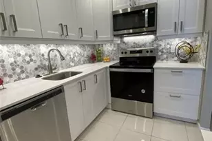 21 Jacaranda Dr, Plantation, FL 33324 - Photo 2