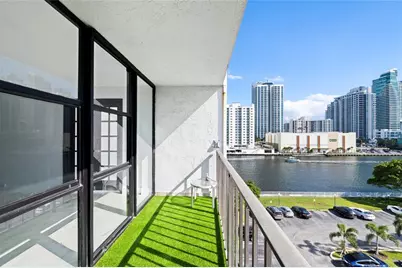 800  Parkview Dr, Unit #718, Hallandale Beach, FL 33009 - Photo 2