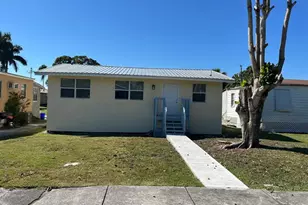 371 Banyan Ave (Main House), Pahokee, FL 33476 - Photo 1