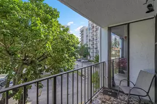 1000 Parkview Dr, Hallandale Beach, FL 33009 - Photo 18
