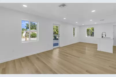 1170 NW 59th St, Miami, FL 33127 - Photo 10