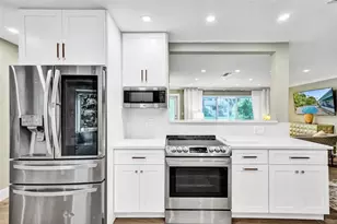 1701 NE 27th Dr, Wilton Manors, FL 33334 - Photo 14