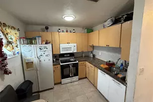 1028 NW 24th St, Miami, FL 33127 - Photo 10