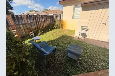 126 SE 10th St, Hallandale Beach, FL 33009 - Photo 14