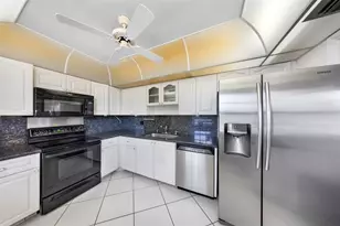 3850 Oaks Clubhouse Dr, Pompano Beach, FL 33069 - Photo 4