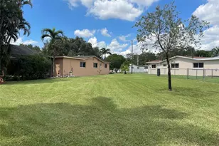 8948 SW 53rd St, Cooper City, FL 33328 - Photo 2