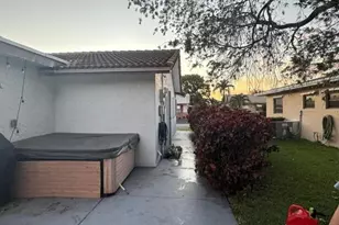 7610 NW 66th Terrace, Tamarac, FL 33321 - Photo 8