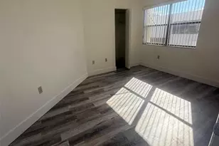 660 W Park Dr, Miami, FL 33172 - Photo 12